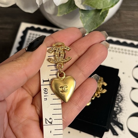 CHANEL Vintage Gold CC Logo Heart Dangle Clip On Earrings - Picture 8 of 9